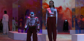 Pasarela ‘cyberpunk’: Robots humanoides desfilan junto a modelos