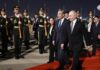 Guardia de honor y alfombra roja: Putin aterriza en Pekín