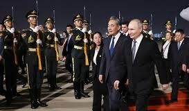 Guardia de honor y alfombra roja: Putin aterriza en Pekín