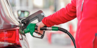 Gobierno congela precios de combustibles