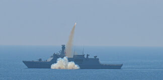 Turquía realiza una inédita prueba naval durante ejercicios y parte un buque en dos con un torpedo