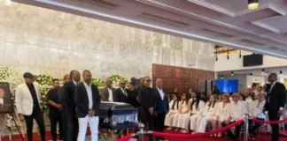 Funeral de artista Alex Bueno en el Teatro Nacional, es una desagradable comiquería que no tiene razón de ser y mucho menos, que cubrieran el féretro con la Bandera Nacional