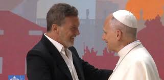 Antonio Banderas ante el papa: “Confieso que soy víctima del hechizo de Dios”