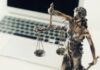 Si periodistas y comunicadores tuvieran algún tipo de alfabetización o preparación legal, muchos no incurrirían en las graves fallas de difamación e injurias en sus ejercicios comunicacionales y agravado ahora por youtubers, quienes prácticamente, asumen, que disponer de un micrófono les da licencia para insultar o vejar