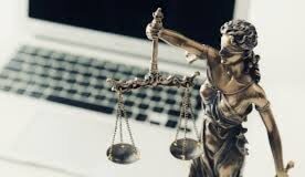 Si periodistas y comunicadores tuvieran algún tipo de alfabetización o preparación legal, muchos no incurrirían en las graves fallas de difamación e injurias en sus ejercicios comunicacionales y agravado ahora por youtubers, quienes prácticamente, asumen, que disponer de un micrófono les da licencia para insultar o vejar