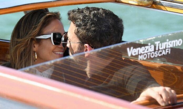 Jennifer López y Ben Affleck llegan juntos al Festival de cine de Venecia