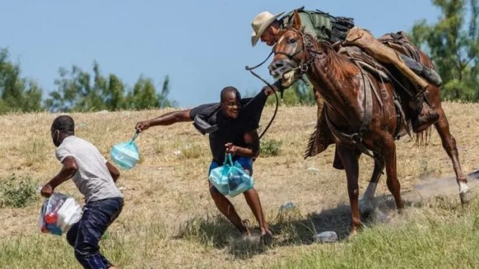 Polémica: Las imágenes de agentes fronterizos agarrando migrantes a caballo EEUU