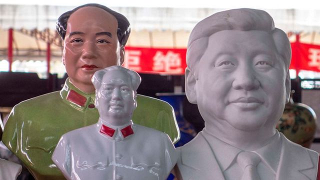 Statuas de porcelana de Mao Zedong y Xi Jinping.