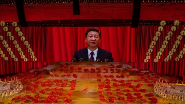 El presidente chino Xi Jinping aparece en una pantalla grande en la gala de ceremonia del centenario del PCCh.