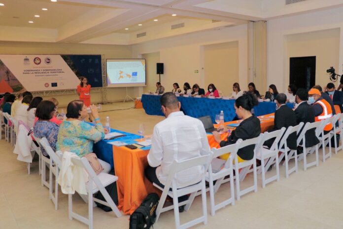 CNE y Defensa Civil imparten taller a gobernadoras para lograr resiliencia territorial