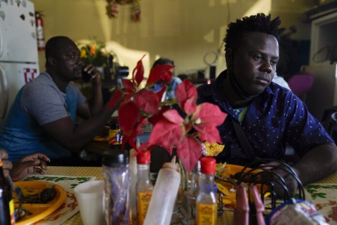 Campamento en Texas refleja penurias de diáspora haitiana