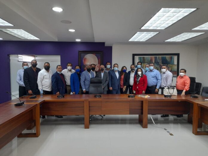 Danilo Medina se reúne con dirigentes del PLD de Valverde y Santiago Rodríguez