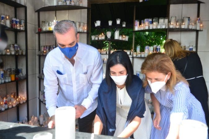Presidente Abinader enciende velon a la Virgen de Las Mercedes