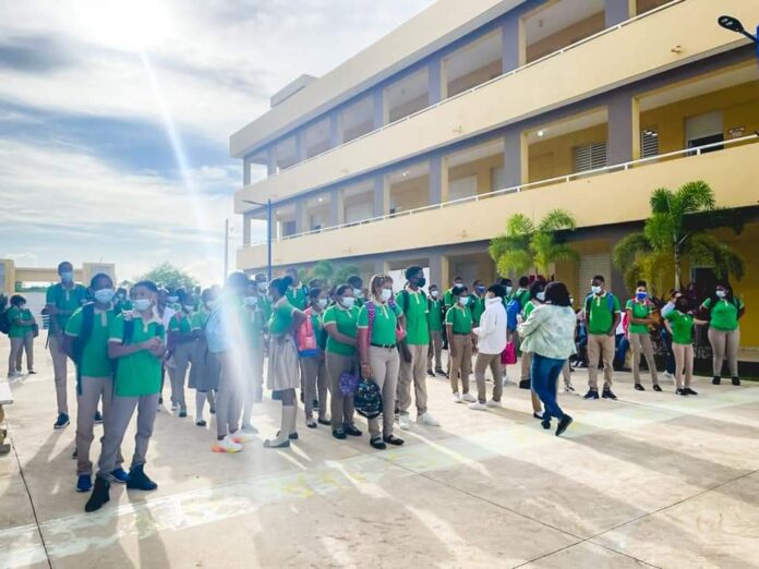 Devuelven estudiantes de liceos por no presentar tarjeta de vacuna en Hato Mayor