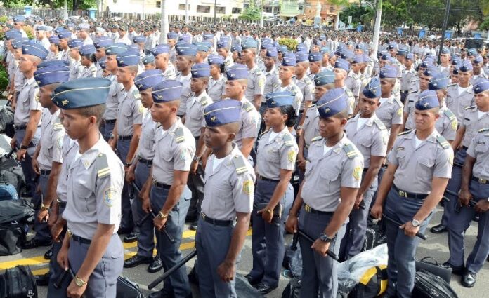 Alrededor de 13,000 agentes de la Policía laboran fuera de la institución