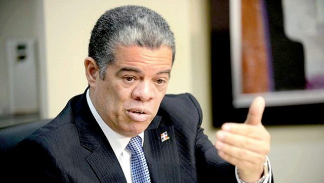 Amarante Baret responde a reportaje sobre construccion de escuelas