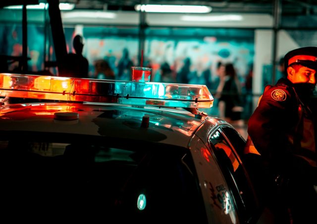 Una gran colisión en una carretera estatal de Florida (EE.UU.) que involucró a 15 vehículos y 24 personas dejó a seis heridas, informó este domingo la Patrulla de Carreteras estatal. El choque ocurrió la noche del sábado en el condado Seminole, en el centro de Florida, y las seis personas heridas debieron ser trasladadas a un hospital cercano, aunque sin riesgo de muerte, agregó la dependencia. De acuerdo con la información preliminar, el incidente comenzó cuando colisionaron dos automóviles conducidos por jóvenes de 18 años, que de acuerdo a algunos testigos iban a gran velocidad. Ese choque provocó una colisión en cadena que involucró a otros 13 automóviles, según las autoridades, que mantienen una investigación en curso. Los jóvenes que presuntamente propiciaron el choque masivo debieron ser hospitalizados a causa de las heridas, de acuerdo al medio local WESH. Según ese medio, cada uno de los conductores declaró a las autoridades que el otro conductor manejaba hacia él de forma agresiva. Choque masivo en Florida involucra a 15 vehiculos y envia