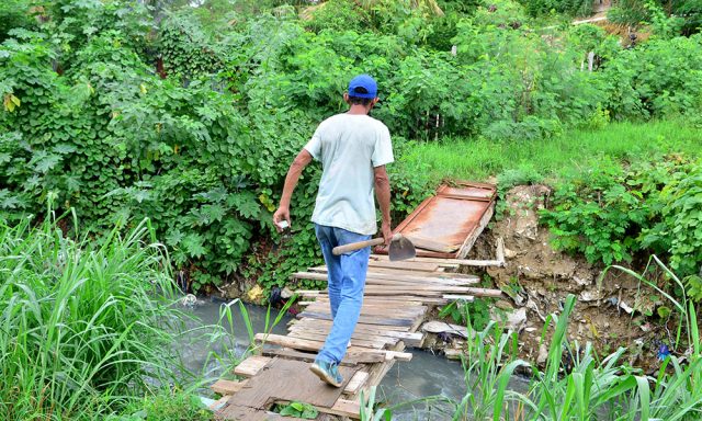 Comunidad exige le construyan puente