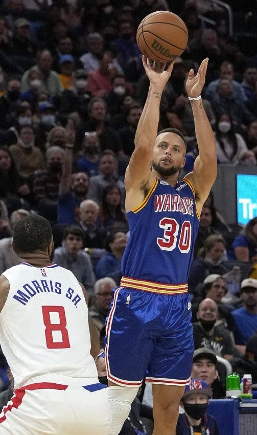 Curry anota 45 y Warriors frenan a los Clippers