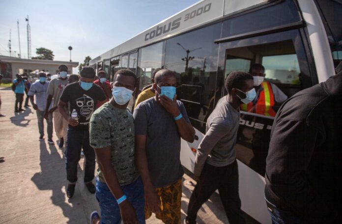 Detienen en Chile a banda que traficaba haitianos hacia EEUU