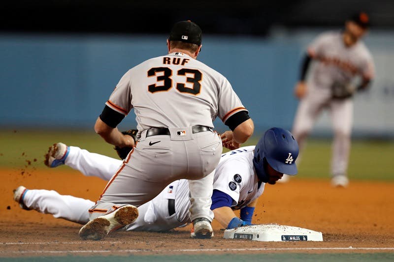 Los Ángeles (Estados Unidos).- Los Angeles Dodgers Gavin Lux (R) se zambulle de regreso a la primera base mientras supera la etiqueta del primera base de los San Francisco Giants Darin Ruf (L) en un intento de pick off durante la quinta. Entrada del cuarto juego de la Serie Divisional de la Liga Nacional, el partido de playoffs de la MLB entre los Gigantes de San Francisco y los Dodgers de Los Ángeles en el Dodgers Stadium de Los Ángeles, Calfornia, EE. UU., 12 de octubre de 2021. (Estados Unidos) EFE / EPA / CAROLINE BREHMAN