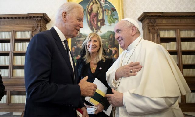 El papa y Biden hablan del clima y la migracion