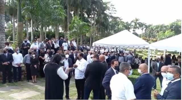 Entre llanto y dolor sepultan restos de Reinaldo Pared Pérez