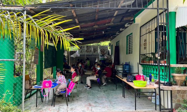 Estudiantes reciben clases en una marquesina