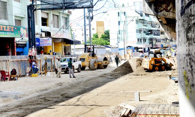 Gobierno presta RD105 millones a buhoneros de la avenida Duarte