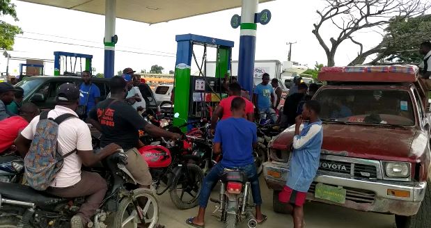 Haitianos cruzan a Elías Piña para abastecerse de combustibles Haitianos cruzan a Elías Piña para abastecerse de combustibles