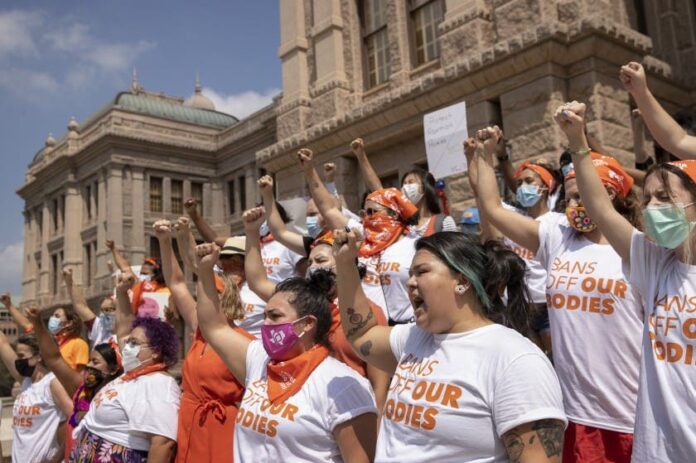 Juez federal pondera si Texas puede mantener ley de aborto