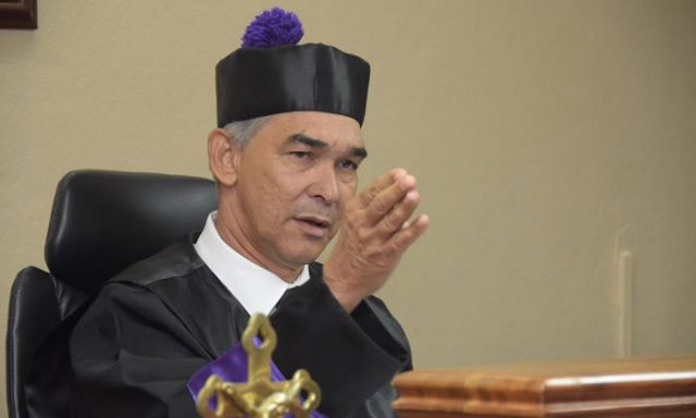 Juez rechaza suspender que se exija la tarjeta de vacunacion