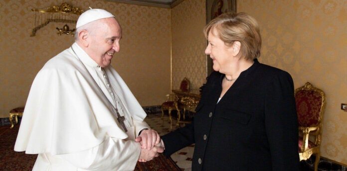 Merkel habló de desafíos internacionales y el clima en su despedida del papa