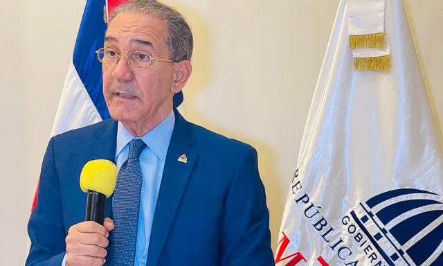 Mescyt revisa politicas para la formacion docente