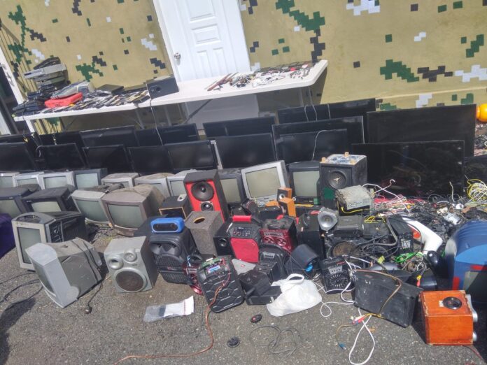 Ocupan 47 televisores, cajas de telecable y bocinas en fortaleza Juana Núñez, en Salcedo