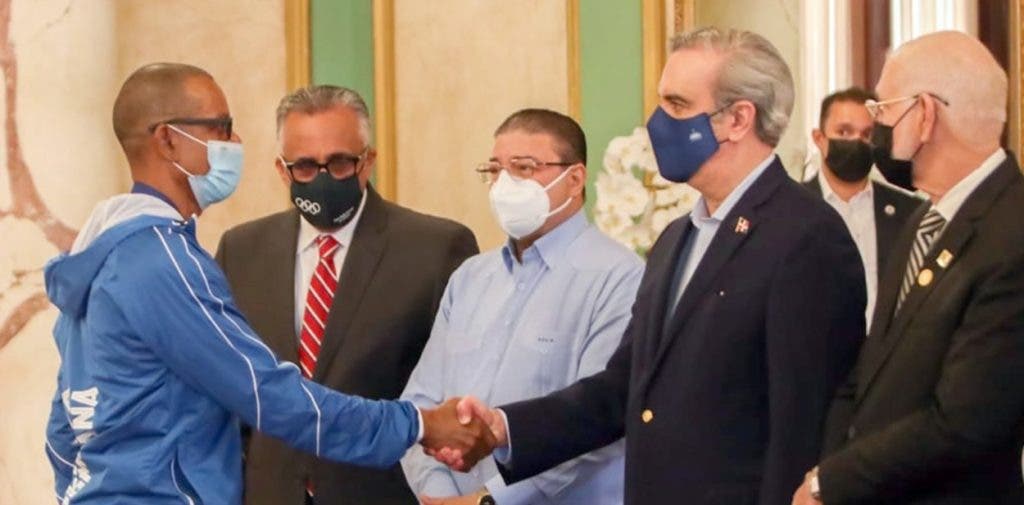 Abinader insta a los atletas defender la patria