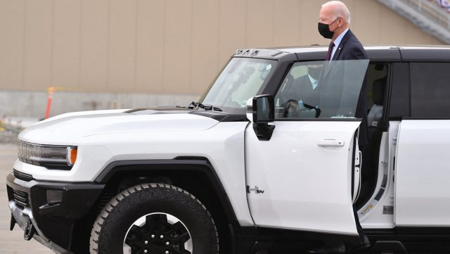 Biden hace rechinar los neumáticos de una Hummer eléctrica durante su visita a una nueva fábrica de General Motors Biden hace rechinar los neumáticos de una Hummer eléctrica durante su visita a una nueva fábrica de General Motors