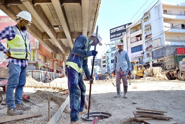 Ciudadanos observan avances de trabajos en Duarte con Paris