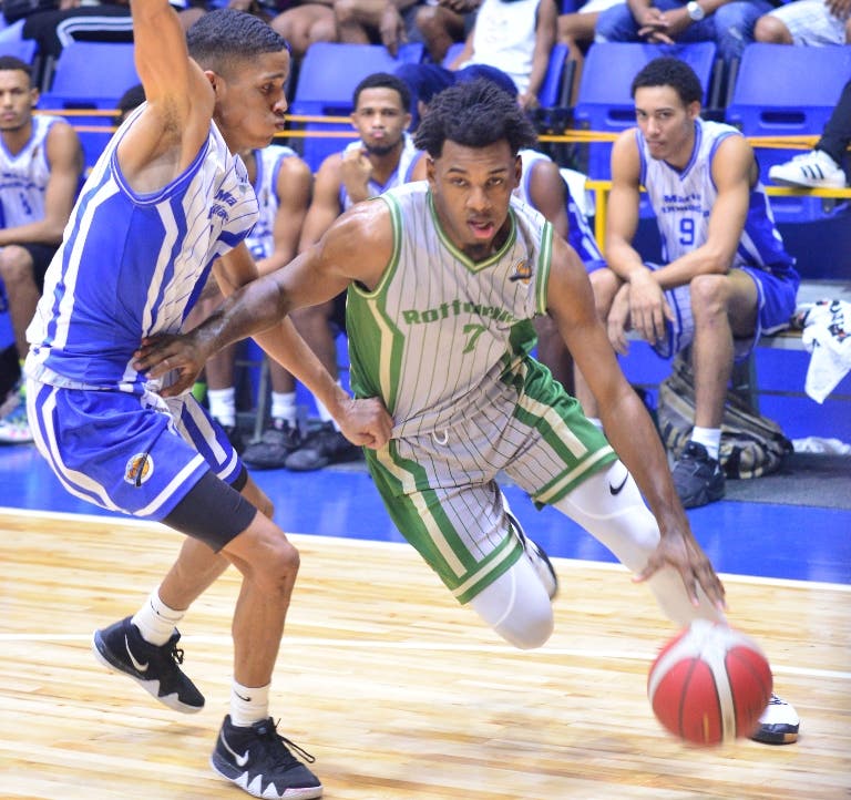 Eduardo Mejía, quien acabó con la defensa del club María Auxiliadora al anotar 32 puntos en el triunfo de Rottweiller.