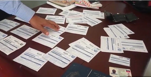 Detienen haitiano con tarjetas de vacunación falsificadas Detienen haitiano con tarjetas de vacunación falsificadas