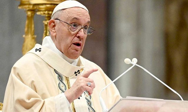 El papa critica a quien usa a los migrantes para