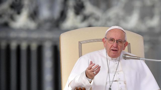 El papa critica el afan de lucro que lleva a