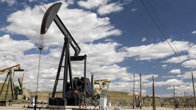 El petroleo sufrio ligero descenso y cerro el barril a