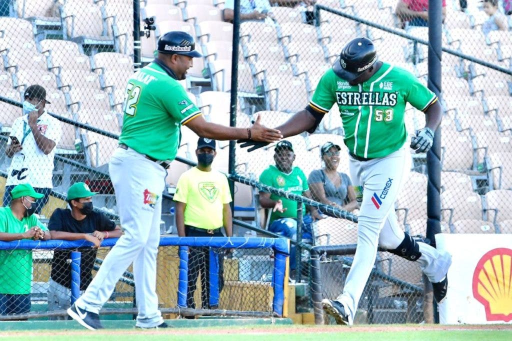 Sandber Pimentel es felicitado por coath de tercera luego de conectar un cuadrangular aumentando la ventaja de las Estrellas sobre los Leones (6-1).