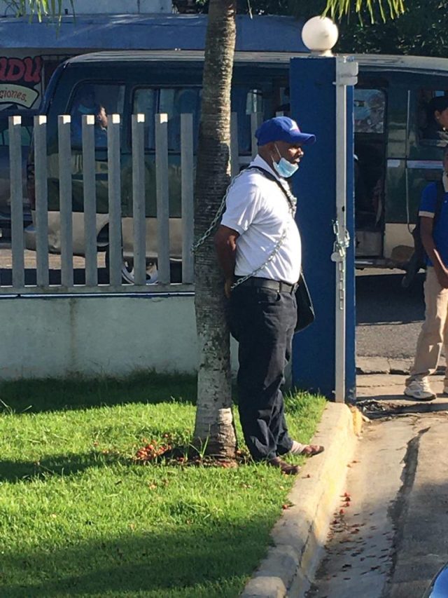 Hombre se encadena en Monte Plata para exigir pago de salario