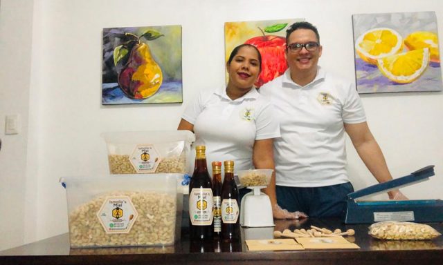 Ismael y Lionela esposos y socios de Ismalios Miel
