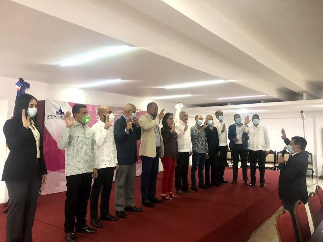 Juramentan Consejo Economico y Social del Ayuntamiento de Santiago