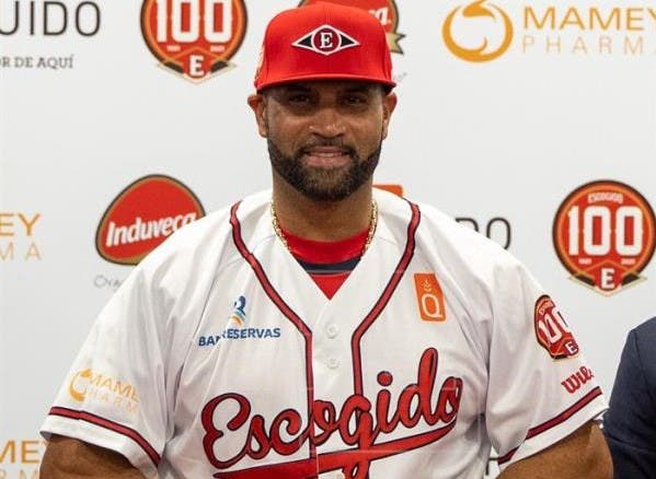 Albert  Pujols regresó a RD este lunes para enfundarse de nuevo la casaca de los Leones del Escogido en el campeonato de béisbol invernal