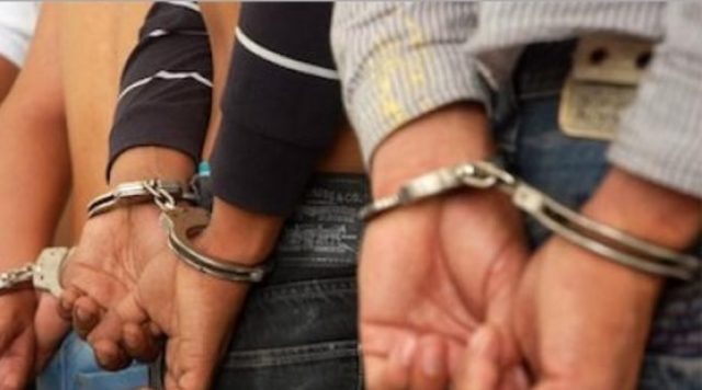 Policía ejecuta dos órdenes de arresto y apresa tres personas en La Vega Policia ejecuta dos ordenes de arresto y apresa tres personas