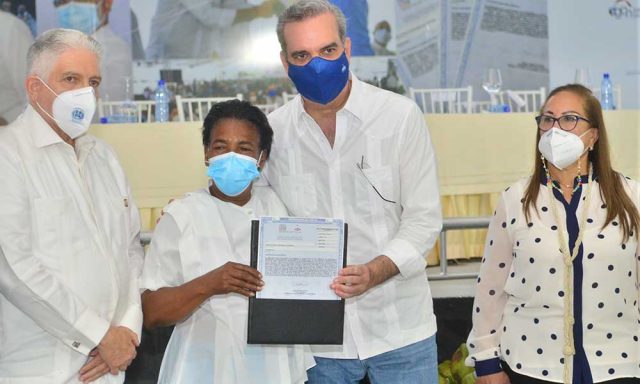 Presidente Abinader entrega 3430 titulos y deja iniciadas varias obras